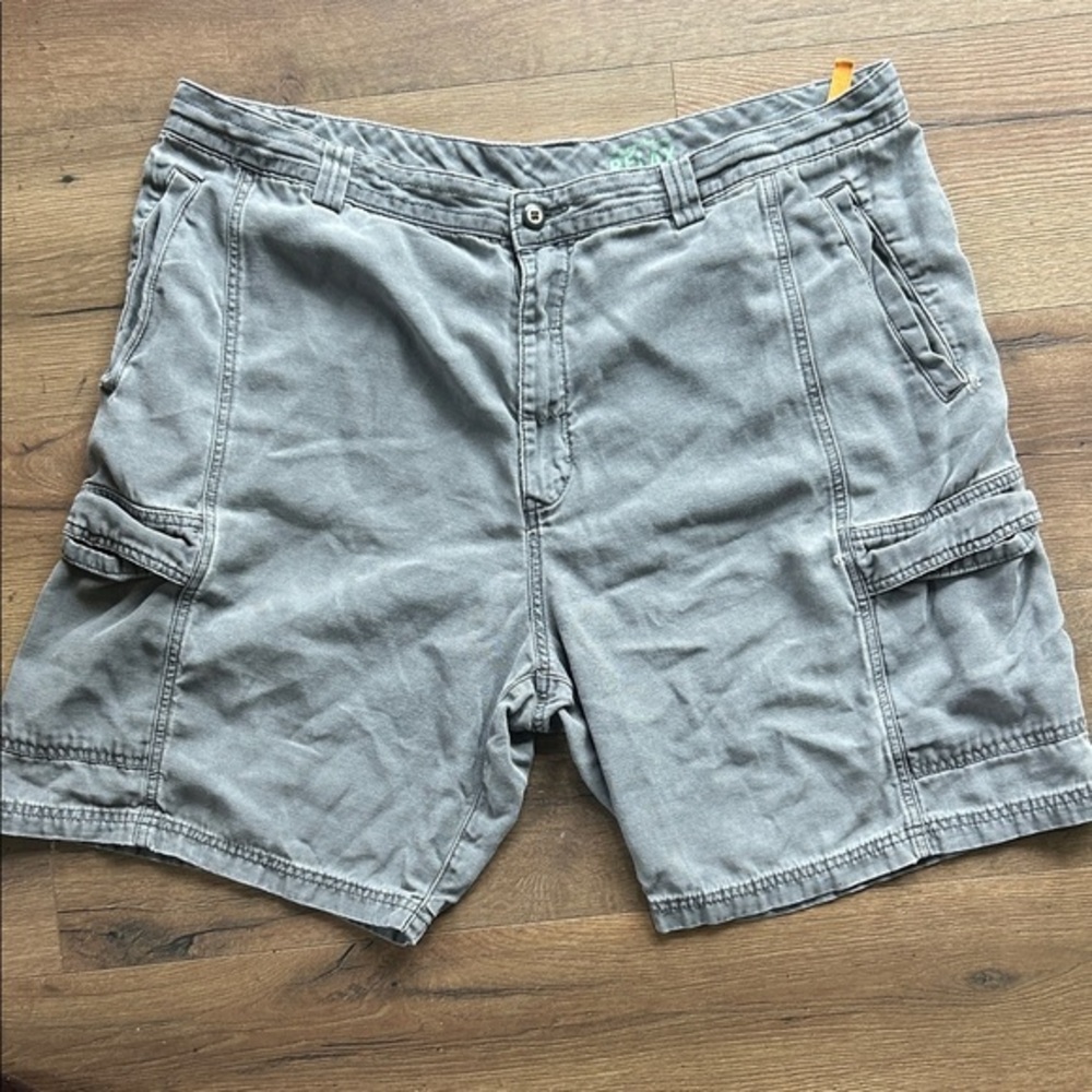 Tommy Bahama Tencel Gray Cargo Shorts with Utility Pockets !! Size 40